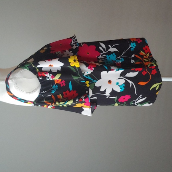 NWOT Floral Fluttersleeve Top - Picture 9 of 12